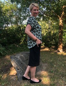 Bluse Frau Frida aus Leo-Webware und Rock Frau Tilda von hedi näht aus schwarzen Sommersweat