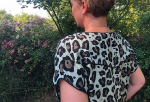Bluse Frau Frida mit schwarzer Paspel aus Leo-Webware