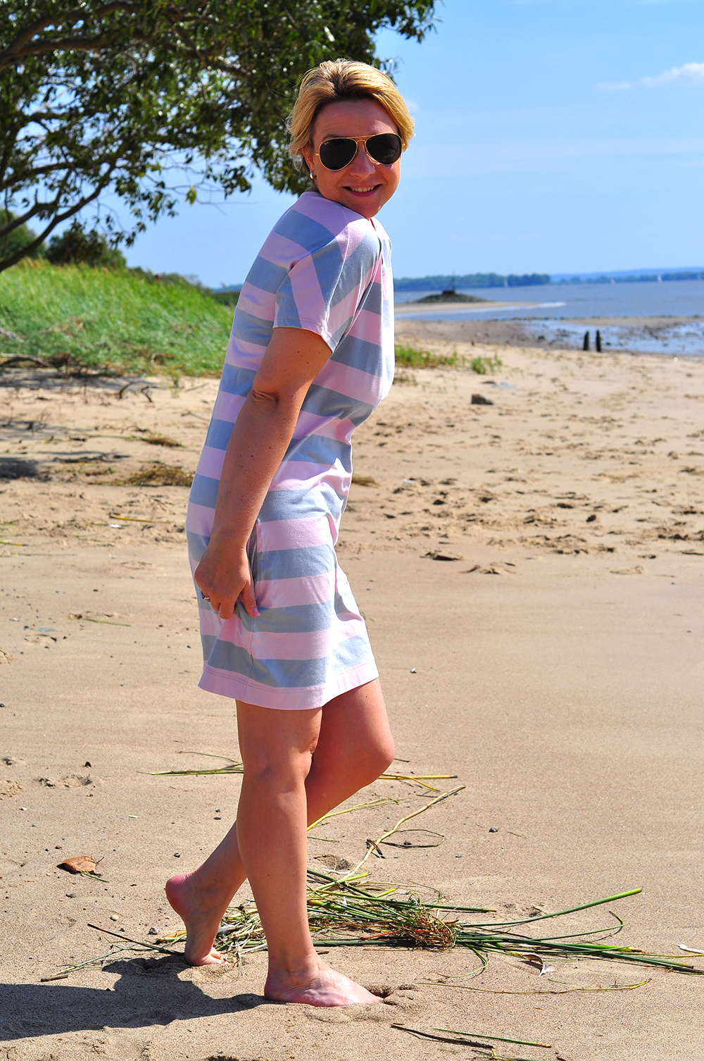 Qiesy Shirt-Kleid von Kibadoo in grau-rosa gestreift mit weißer Paspel