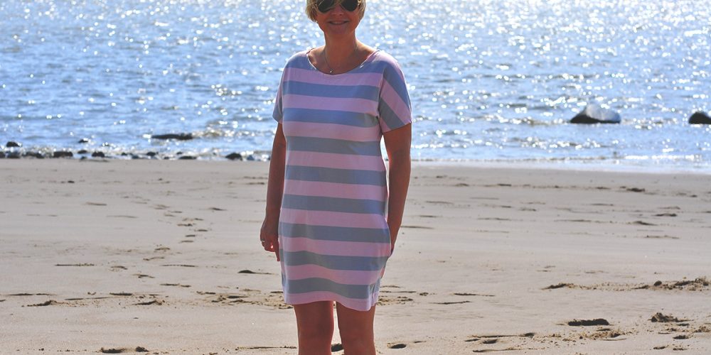 Qiesy Shirt-Kleid von Kibadoo in grau-rosa gestreift mit weißer Paspel