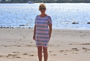 Qiesy Shirt-Kleid von Kibadoo in grau-rosa gestreift mit weißer Paspel