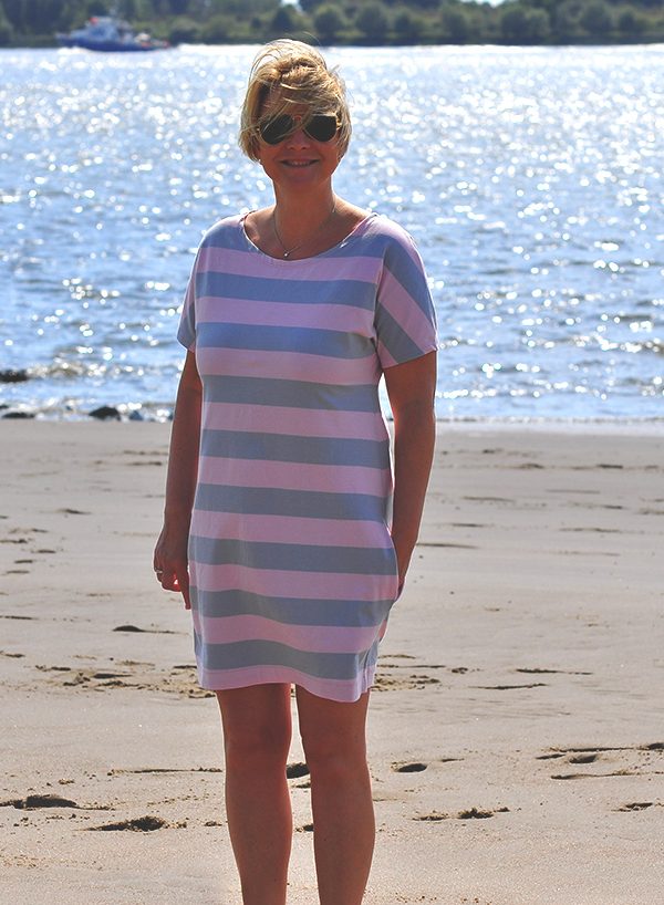 Last days of summer im Qi|e|sy Shirt-Kleid in grau-rosa und weißer Paspel