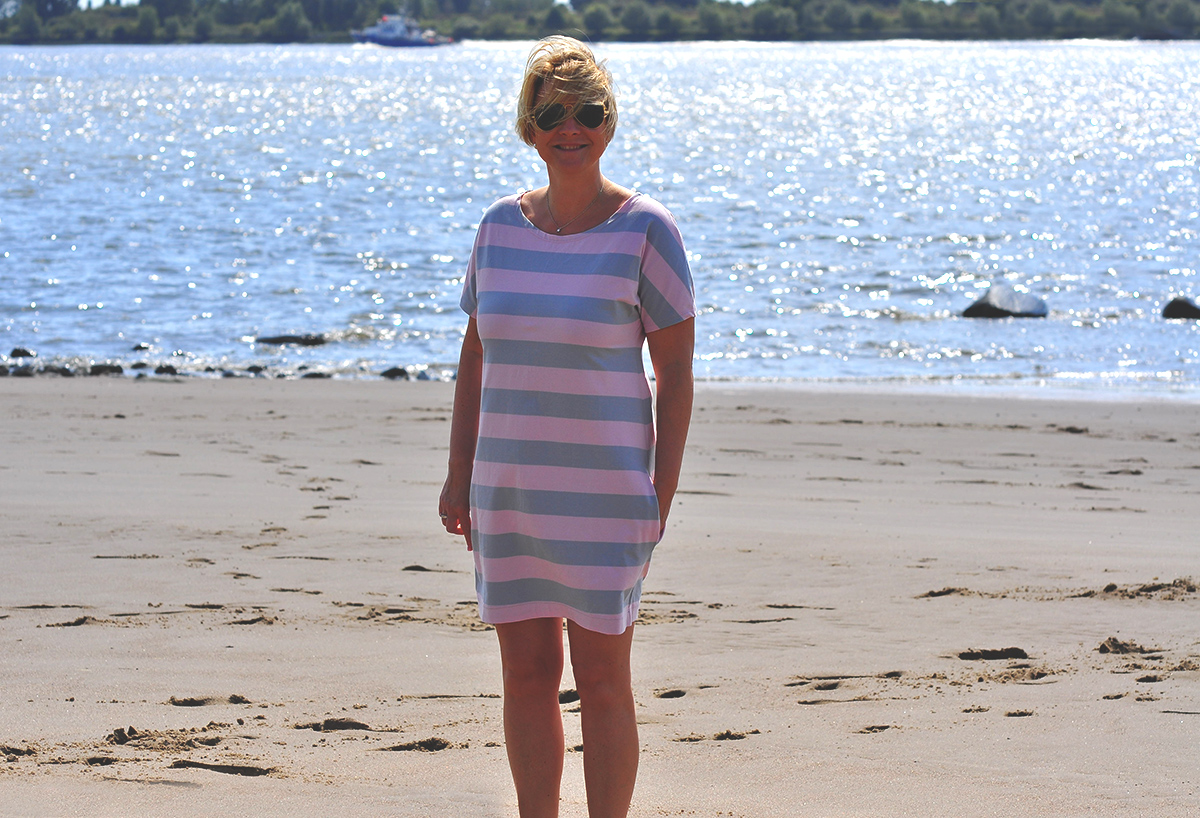Qiesy Shirt-Kleid von Kibadoo in grau-rosa gestreift mit weißer Paspel