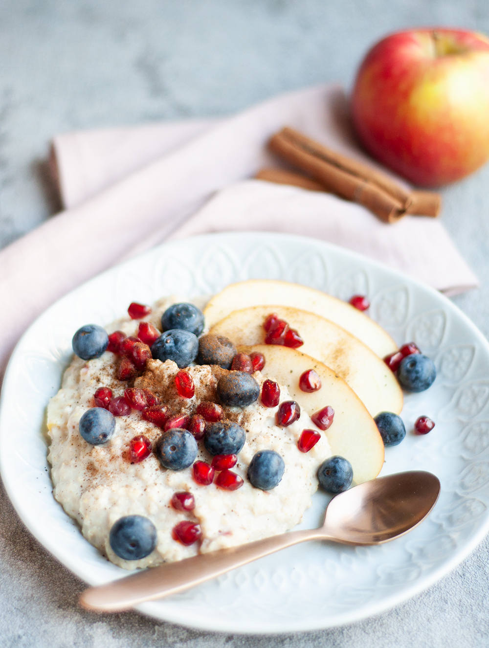 Apfel-Zimt-Porridge mit Blaubeeren und Granatapfel | Serendipity