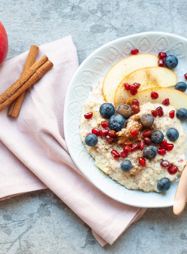 Apfel-Zimt-Porridge mit Blaubeeren und Granatapfel