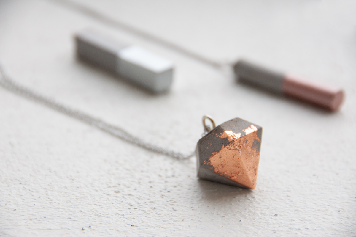 Beton-Schmuck | Anhänger in Diamant-Form mit Deco-Metall veredelt