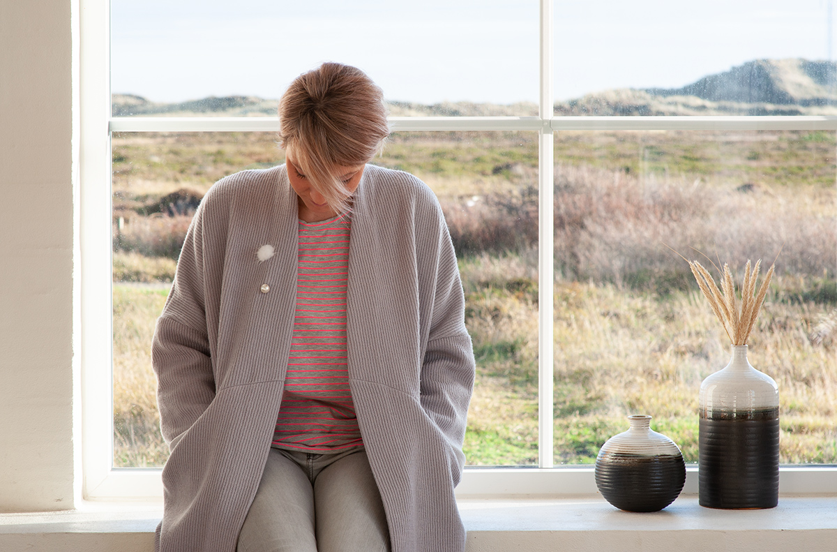 Cardigan JOne von Prülla aus grauem Strick + Shirt Frau Edda aus grauem Jersey mit Neonpinken Streifen