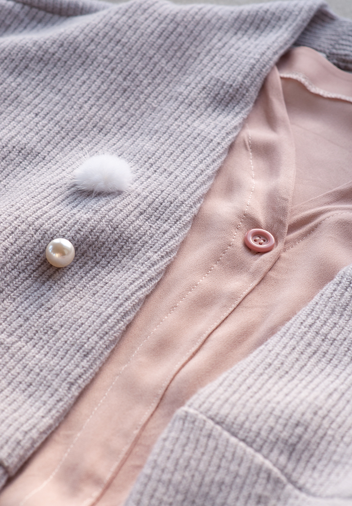 Cardigan JOne von Prülla aus grauem Strick + Bluse Bellah aus rosa Viskose