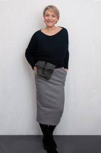 Langer Rock Frau Tilda mit schwarzem Kaschmirpulli von Neyo und Field Bag von Merchant & Mills