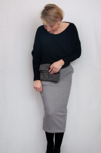 Langer Rock Frau Tilda mit schwarzem Kaschmirpulli von Neyo und Field Bag von Merchant & Mills