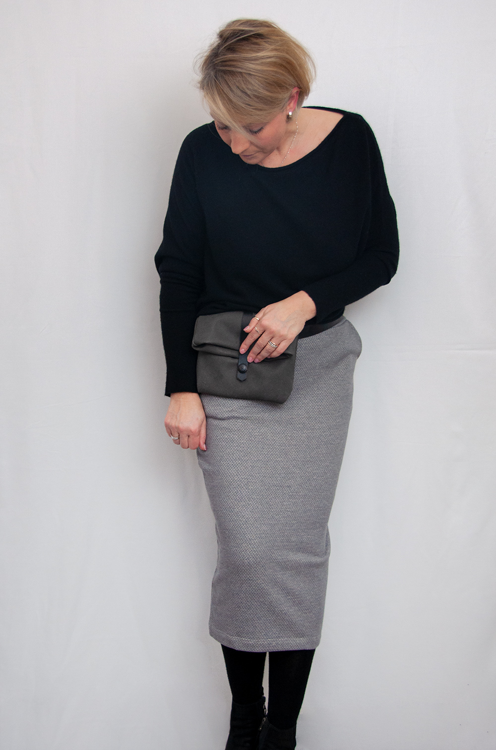 Langer Rock Frau Tilda mit schwarzem Kaschmirpulli von Neyo und Field Bag von Merchant & Mills