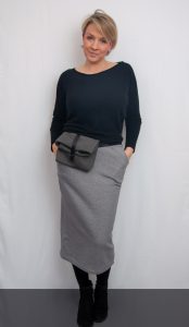 Langer Rock Frau Tilda mit schwarzem Kaschmirpulli von Neyo und Field Bag von Merchant & Mills