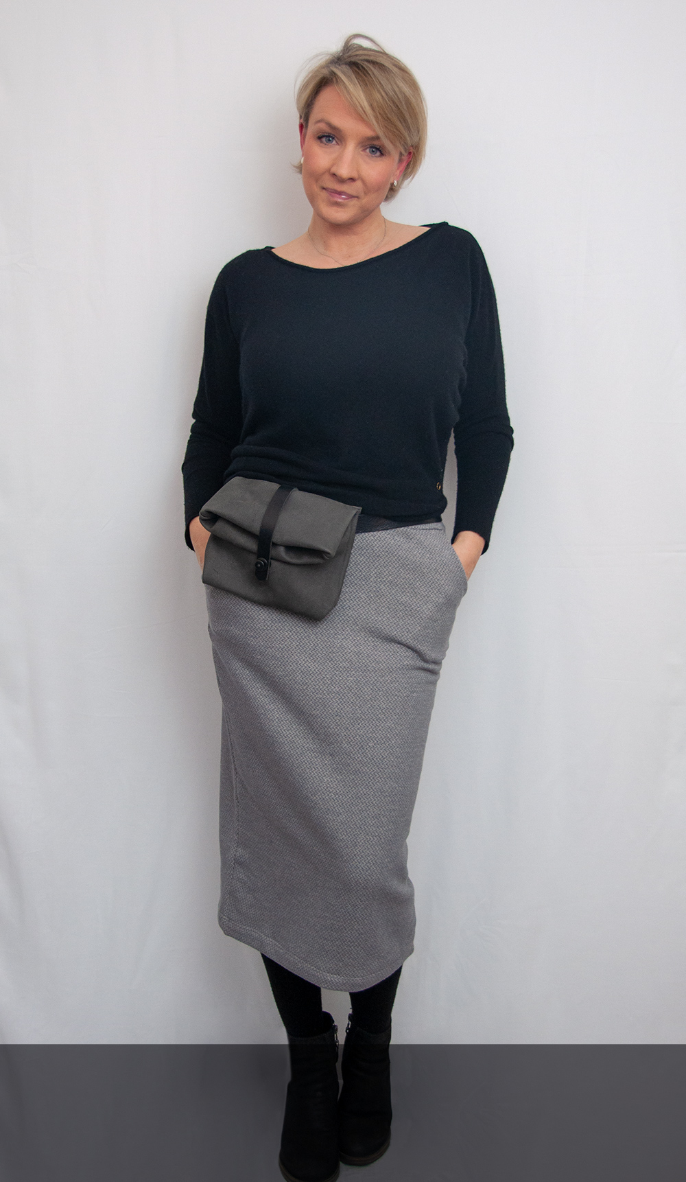 Langer Rock Frau Tilda mit schwarzem Kaschmirpulli von Neyo und Field Bag von Merchant & Mills