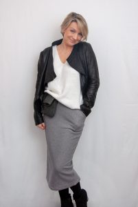 Langer Rock Frau Tilda mit cremeweißen Pulli, Lederjacke und Field Bag von Merchant & Mills