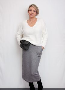 Langer Rock Frau Tilda mit cremeweißen Pulli und Field Bag von Merchant & Mills
