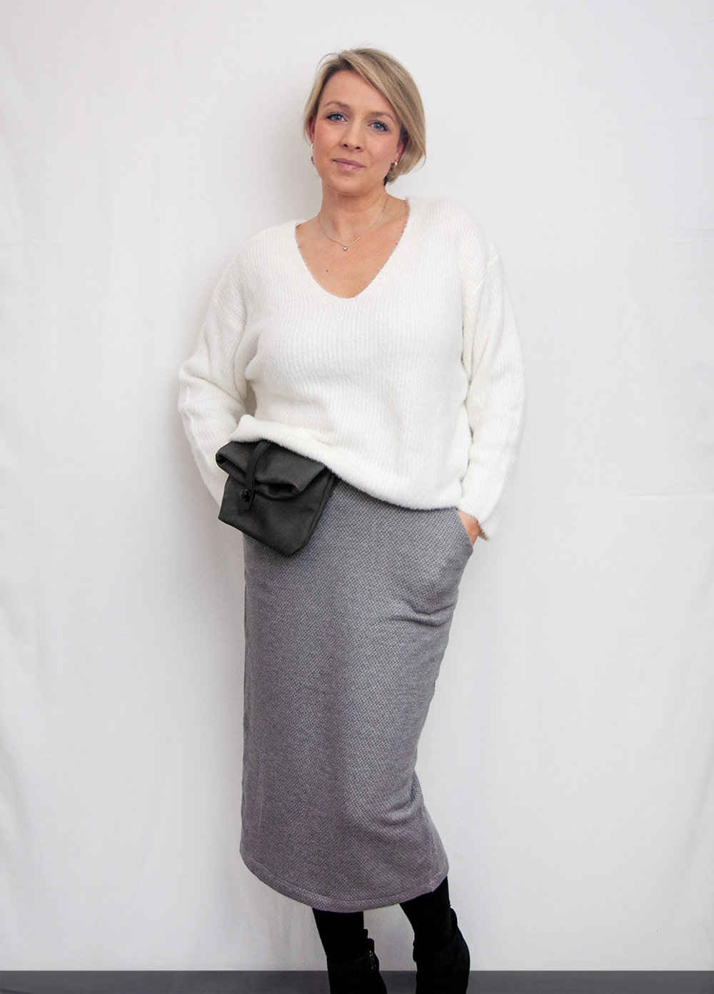 Langer Rock Frau Tilda mit cremeweißen Pulli und Field Bag von Merchant & Mills