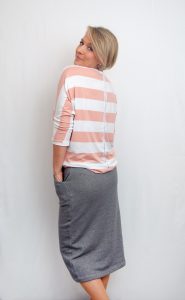 Maxirock Frau Tilda aus Sweat mit Shirt Frau Madita aus gestreiften Jersey mit Glitzerdetail am Rücken
