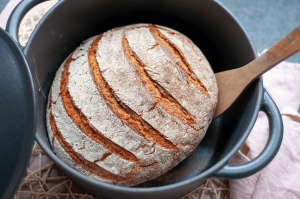 Roggen-Dinkel-Brot aus dem gusseisernen Topf