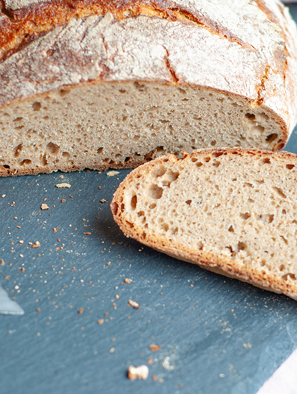 Roggen-Dinkel-Brot mit Sauerteig aus dem Topf