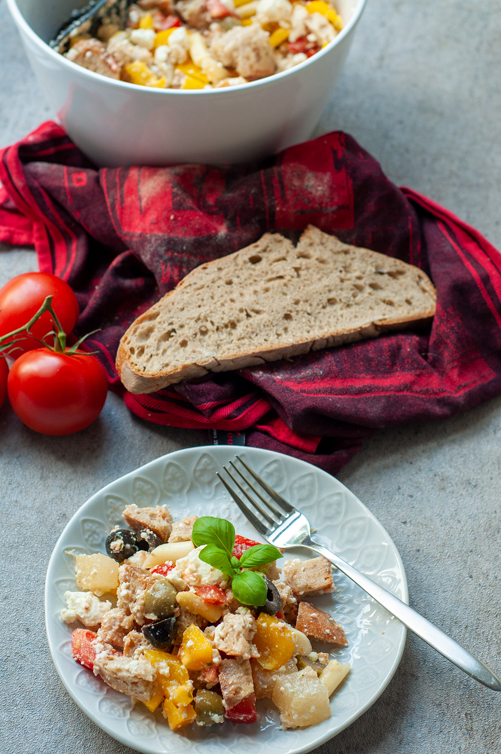 Brotsalat mit Feta und Oliven