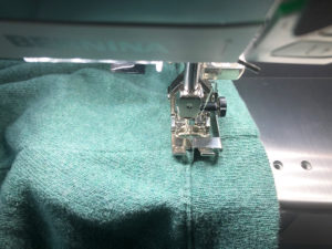 Bernina-B570QE mit Knappkantenfuß 10D