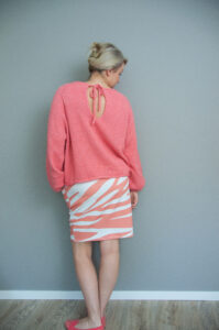 Nachbarpullover und RockDIVIDED
