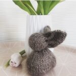 Kleiner gestrickter Hase aus Wollresten - kleines Mitbringsel zu Ostern